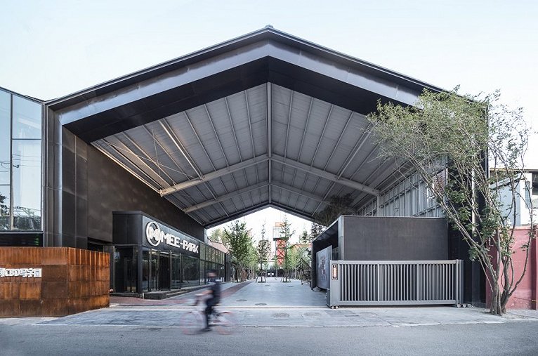 ▼位于西外立面的主入口