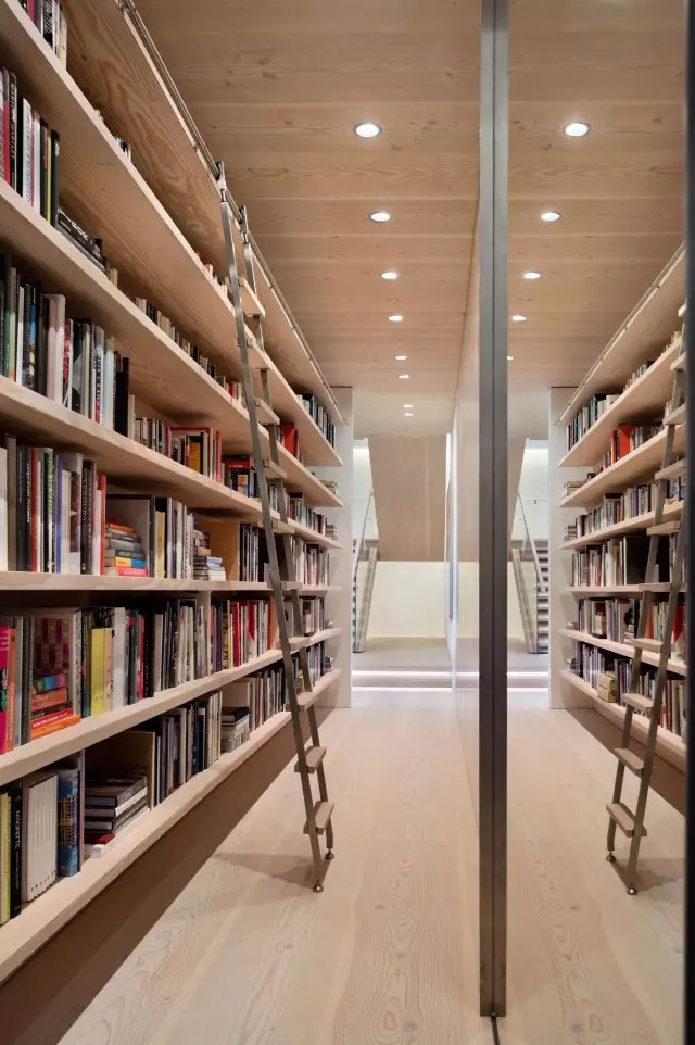 私人图书馆设计师为屋主带来一个开放式的居住环境重建的悬浮式楼梯