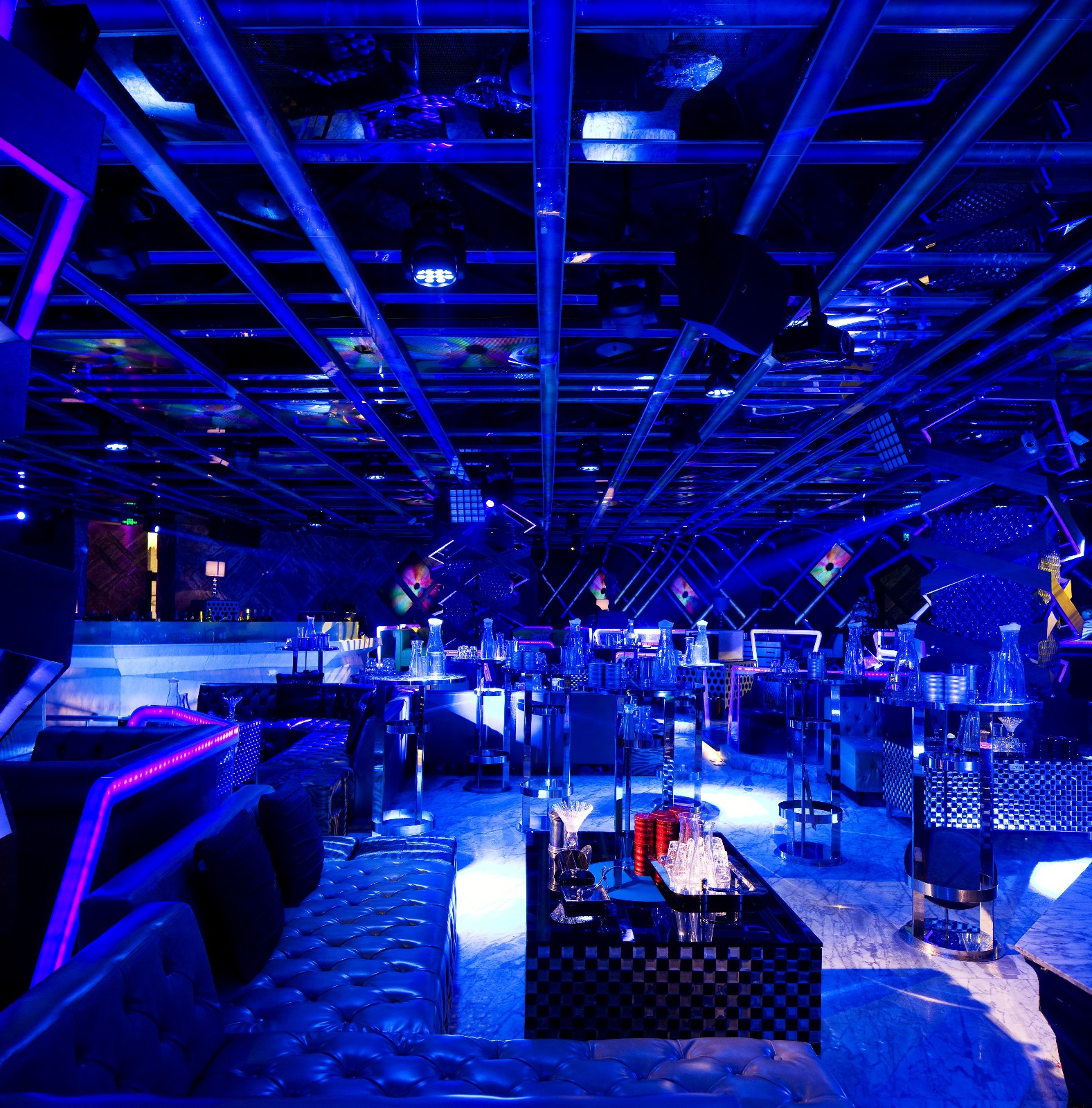 在后期配饰上,也多选用后现代风格灯具饰品做室内渲染特点,提升整体