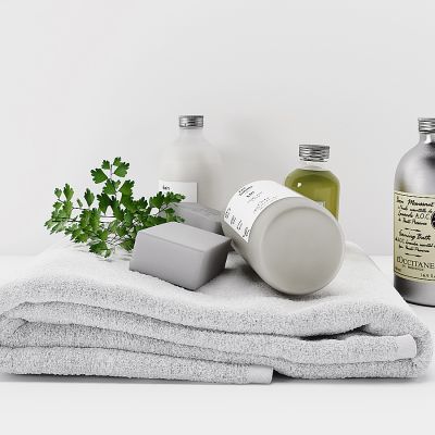 现代日用品陈设品组合