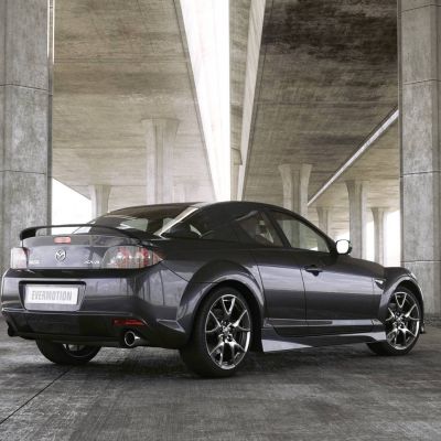 高架桥下面的马自达汽车场景