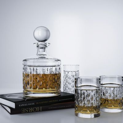 现代酒杯书籍组合