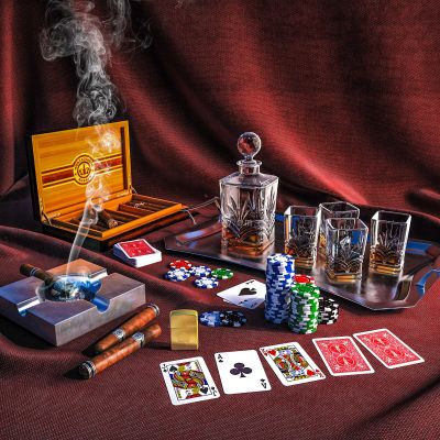 现代雪茄洋酒扑克牌陈设