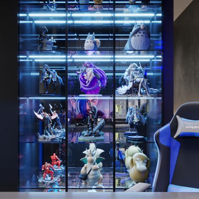 现代高级灰电竞娱乐室，英雄手办