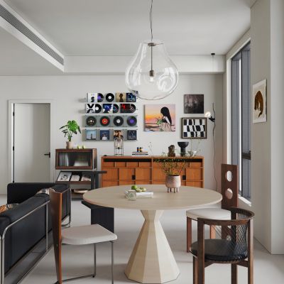 现代中古风餐厅 餐边柜 挂画 餐桌椅