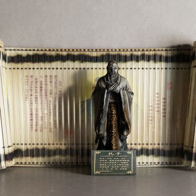 中式孔子 书券 雕塑 竹简