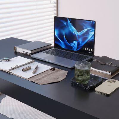 办公桌笔记本电脑 苹果手机手表茶杯 记事本