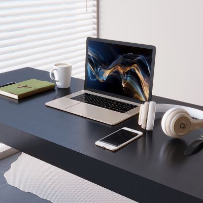 办公桌笔记本电脑 手机手表咖啡杯 记事本头戴式耳机