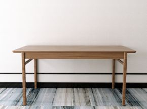 新中式木纹桌子