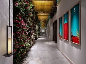 现代风格餐厅过道植物墙