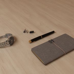 手表，钢笔，笔记本，桌子，扣子，袖扣